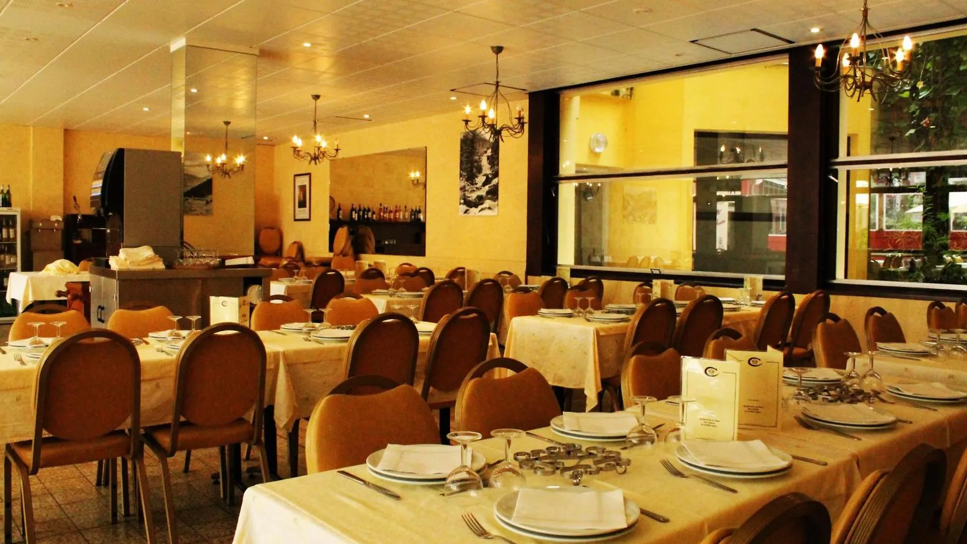 Hotel Des Rosiers Lourdes 3*,